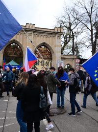 Před ambasádou se sešla asi stovka demonstrantů