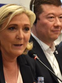 Marine Le Penová, Tomio Okamura a Geert Wilders na tiskové konferenci SPD