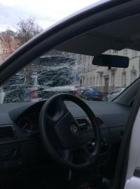 Honička s policisty v centru Prahy skončila nehodou a střelbou.