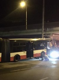 Jedenáct lidí se v úterý v noci v Brně zranilo při havárii autobusu městské hromadné dopravy, který narazil do sloupu veřejného osvětlení