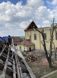 Moravská Nová Ves. Dobrovolníci z okolí, Brna, ze Žiliny a z Prešova uklízejí nejvíce zničený kostel v oblasti