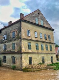 Řeka Novohradka vystoupala v Luži na Chrudimsku na třetí povodňový stupěň