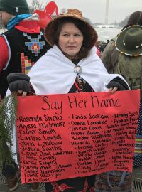 Carolyn DeFordová na lednové demonstraci ve Washingtonu.