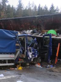 Záchranné složky pracují na odklízení nákladu i automobilů.
