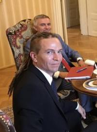 Ivan Bartoš (vepředu vlevo) na jednání s prezidentem Milošem Zemanem (uprostřed), kterého se zúčastnili i pirátský místopředseda Radek Holomčík (vpravo) a prezidentův kancléř Vratislav Mynář