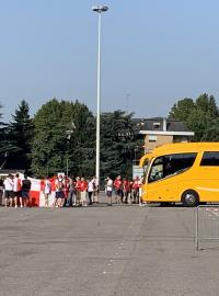 Fanoušci vystupující z autobusu před zápasem v San Siru.