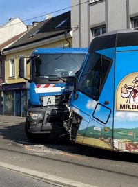 Srážka tramvaje a popelářského vozu v Zenklově ulici v Praze.