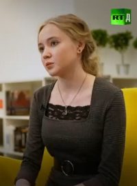 Podařilo se nám dohledat ruskou studentku Lízu z reportáže Russia Today. Jmenuje se Elizaveta Kirsanova, univerzita ji studium měla ukončit, protože v ní nikdy reálně nestudovala, tvrdí informovaný zdroj z Univerzity Karlovy