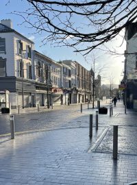 Newry, Severní Irsko. Na hranicích ani po brexitu žádné kontroly, město víceméně mrtvé. Finální odchod z unie místní považují za smutný, zatím to na ně ale vesměs nemělo žádný dopad