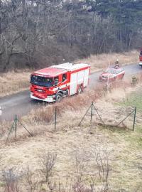 Pražská policie a hasiči spolupracují při nálezu letecké pumy.