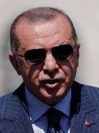 „Jsme připraveni udělat vše, co je nutné, a to v oblasti politické, hospodářské i vojenské,“ prohlásil Erdogan a varoval nepřátele, aby nedělali chyby, které by vedly k jejich zničení