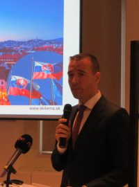 Záběr ze slovenské prezentace. Na fotce ministr Ducker