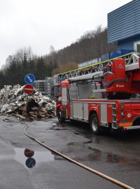 Poslední zbytky hořícího materiálu byly z výrobní haly během dopoledne vyvezeny a uhašeny na volném prostranství