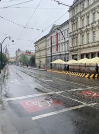 Smetanovo nábřeží je v jednom pruhu pro auta uzavřené