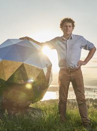 Šéf společnosti Rocket Lab Peter Beck se satelitem Hvězda lidstva