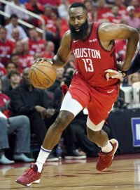 Basketbalista James Harden (v červeném) v utkání play-off NBA proti Utahu