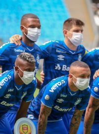 Fotbalisté Grémia s rouškami před utkáním proti Sao Luiz
