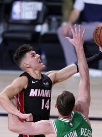 Tyler Herro (vlevo) se prosazuje přes bránícího Gordona Haywarda