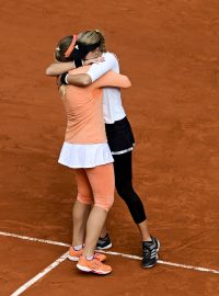 Kristina Mladenovicová a Tímea Babosová v objetí po vítězném finále na French Open