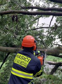 Hasiči vyjížděli k více než tisícovce událostem. Nejčastěji se jednalo o odstranění popadaných stromů a větví