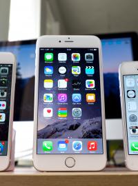 Srovnání iPhonů. Zleva: iPhone 6, iPhone 6 Plus a iPhone 5.