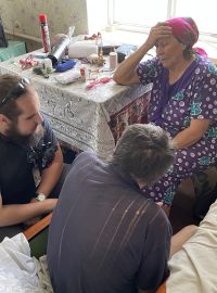 Dobrovolník Tadeáš a Olga s Alexandrem, které má z Rozdolivky odvézt
