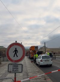 Pražští silničáři od středečního rána provádějí zátěžové zkoušky na Mánesově mostě v centru města