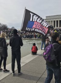 První větší, primárně proti federálním vakcinačním opatřením zaměřená (a zároveň silně protrumpovská) demonstrace v hlavním městě USA