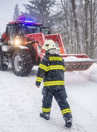 Sníh přidělal v neděli hasičům práci a komplikoval i dopravu