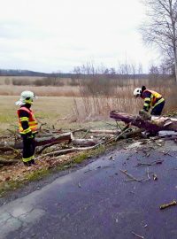 Spadané škody způsobily komplikace v dopravě i poruchy na elektrickém vedení