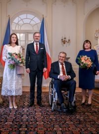 Prezident Miloš Zeman s premiérem Petrem Fialou a manželkami na zámku v Lánech, kde se sešli k tradičnímu novoročnímu obědu