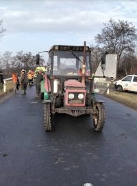 Traktor na vlečce převážel 18 lidí, deset z nich se při nehodě zranilo