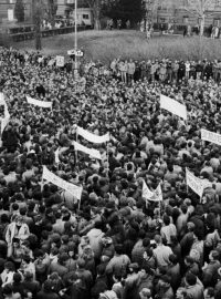 Studentské shromáždění 17. listopadu 1989 na Albertově. Akci svolal prorežimní Socialistický svaz mládeže k uctění památky studenta Jana Opletala zavražděného nacisty. Sešlo se na ní na 15 tisíc lidí. (zakoupeno z ČTK)