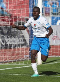 Fotbalista Baníku Abdullahi Tanko slaví gól do sítě Hradce Králové