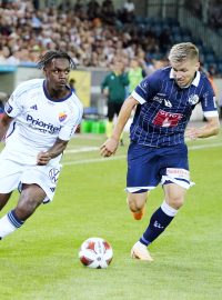 Český fotbalista Martin Frýdek v souboji s Joelem Asorem během utkání kvalifikace o Evropskou konferenční ligu