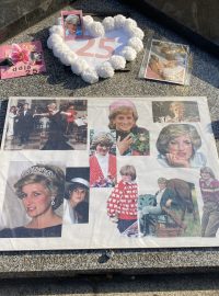 Fotografie Lady Diany u Plamene svobody nad tunelem, kde došlo k tragické nehodě.