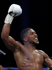 Boxeři Anthony Joshua (vlevo) a Tyson Fury