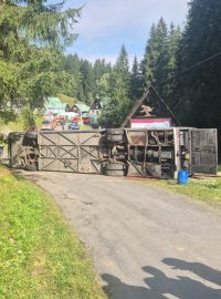 Na místě nehody zasahují hasiči, záchranáři i policie
