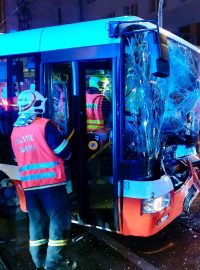 srážka tramvaje s autobusem v Libni