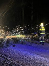 V souvislosti se silným větrem zasahovali hasiči v průběhu noci a rána u 30 událostí. V 29 případech se jednalo o odstranění stromů a větví, které padly na komunikace a tvořily překážku silničního provozu