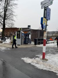 Z fotografií, které policie zveřejnila, je patrné, že je přední strana bankomatu poškozená