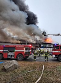 Hasiči zasahovali u požáru bývalého motorestu na dálnici D1 ve směru do Brna