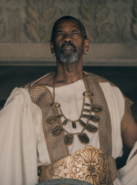 Denzel Washington jako majitel stáje gladiátorů Macrinus