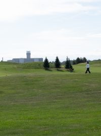 Golfové hřiště v Karviné, v pozadí věž dolu Darkov