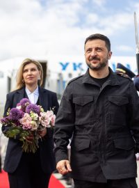 Ministr zahraničí Jan Lipavský (nestr. za ODS), Olena Zelenská a Volodymyr Zelenskyj (vpravo)