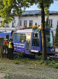Policisté žádají cestující z tramvaje, která se v úterý 27. května srazila v Ruské ulici v Ostravě-Vítkovicích s osobním autem