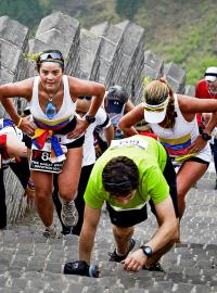 Vytrvalci během maratonu na Velké čínské zdi.