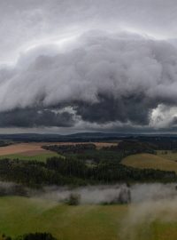 Zvláštně vypadající shelf-cloud přešel na Trutnovsku ve středu kolem 19.00