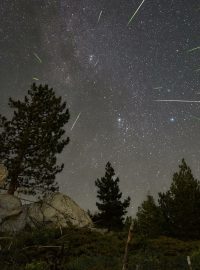 Meteorický roj Perseid v roce 2023 v nejjižnější části amerického národního parku Sequoia poblíž vrcholu Piute Peak v jižní Sierra Nevadě