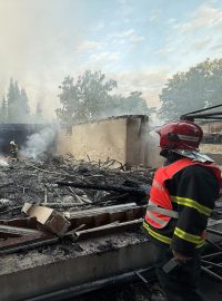Hasiči zasahují při požáru restaurace Bílý Kámen